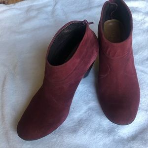 Suede booties with back zipper in maroon, EU 39.5